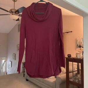 Hoodie with pockets that goes well with clack leggings